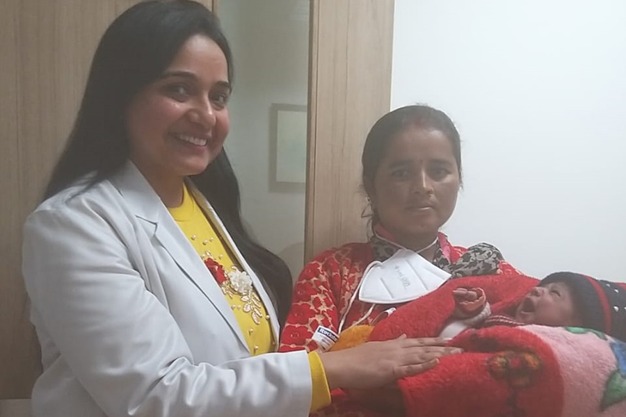 Dr Amreen with newborn and her mother