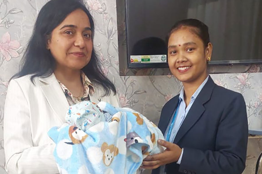 Dr Amreen with newborn and her mother