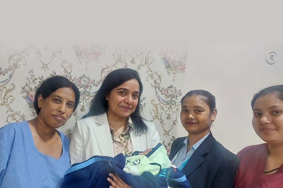 Dr Amreen with newborn and her mother